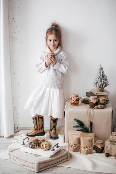 Bambina Posa Interni Natale — Foto Stock