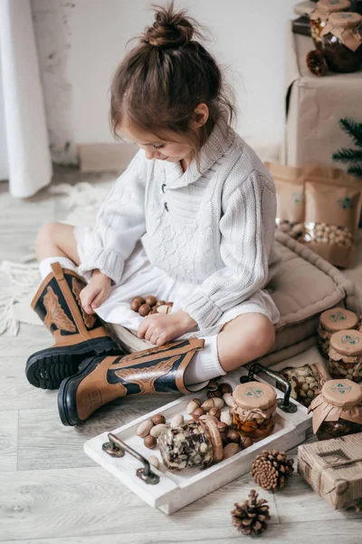 Kleines Mädchen Posiert Weihnachtlichen Interieur — Stockfoto