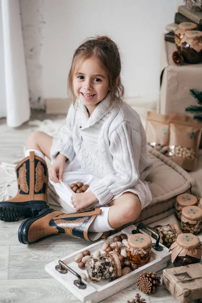 Niña Posando Interior Navidad —  Fotos de Stock