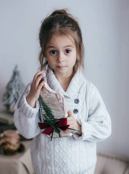 Niña Posando Con Tablero Madera —  Fotos de Stock