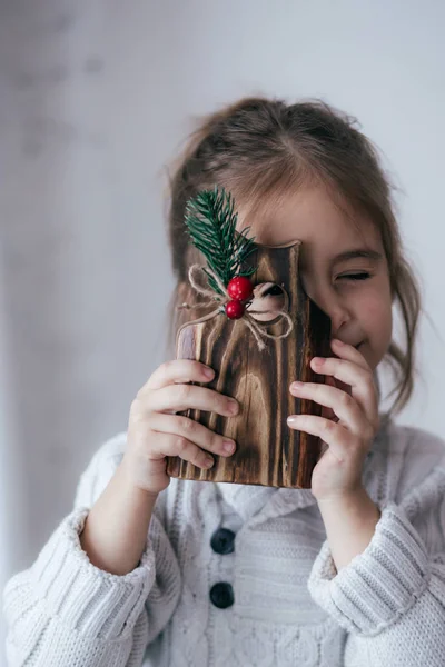 Bambina Posa Con Tavola Legno — Foto Stock