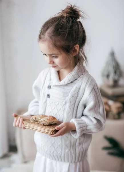 Kleines Mädchen Mit Süßigkeiten Bord — Stockfoto