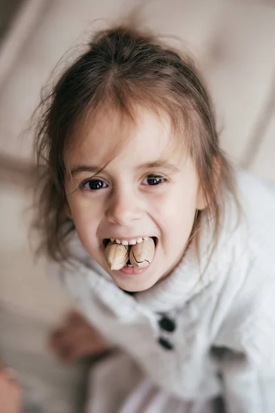 Mała Dziewczynka Pozowanie Orzechami — Zdjęcie stockowe