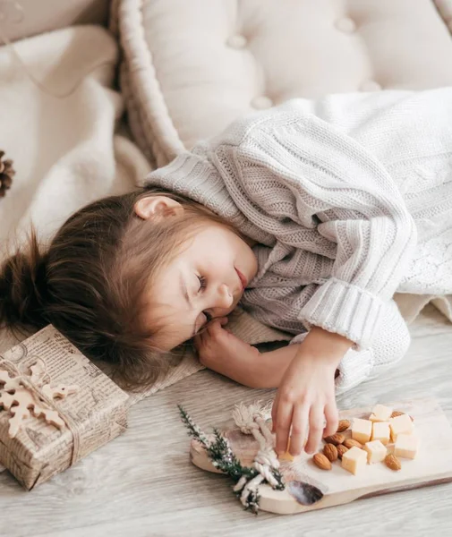 Bambina Che Dorme Con Cibo Tavola Legno — Foto Stock