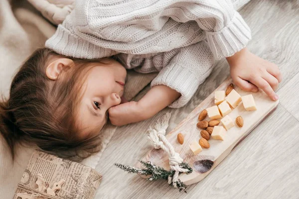 Little Girl Posing Food Wooden Board — Stock Photo, Image