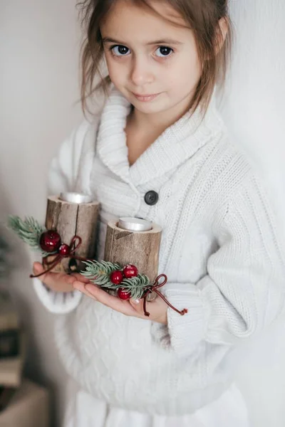 Niña Posando Interior Navidad Con Velas —  Fotos de Stock