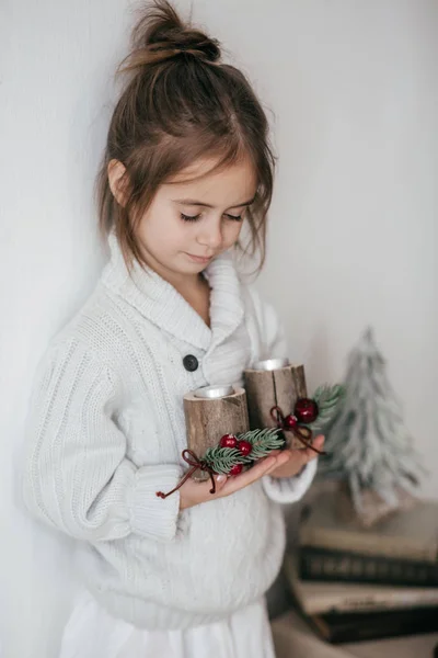 Niña Posando Interior Navidad Con Velas —  Fotos de Stock