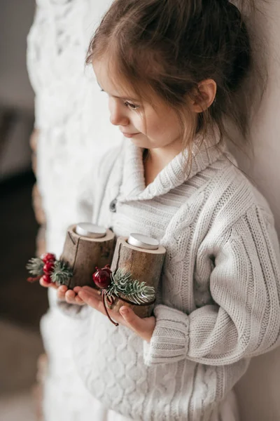 Niña Posando Interior Navidad Con Velas —  Fotos de Stock