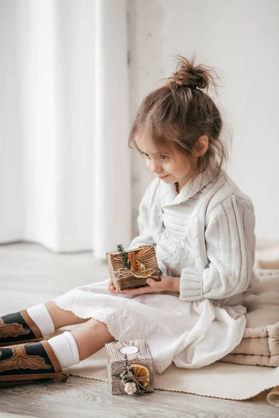 Little Girl Posing Christmas Interior Gifts — Stock Photo, Image