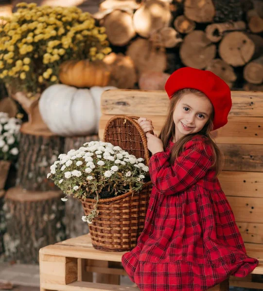 Portrait Belle Petite Fille Avec Des Fleurs — Photo