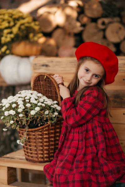 Портрет Красивой Маленькой Девочки Цветами — стоковое фото