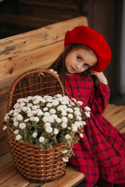 Ritratto Bella Bambina Con Fiori — Foto Stock