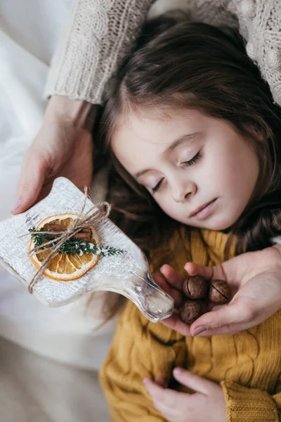 Liten Flicka Med Mor Och Nötter — Stockfoto