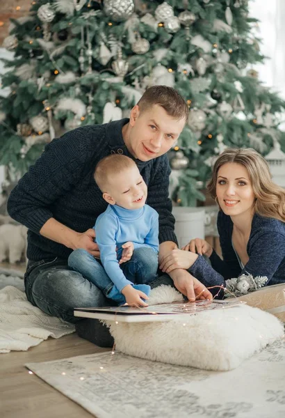 Netter Kleiner Junge Mit Eltern Posiert Weihnachtsinterieur — Stockfoto