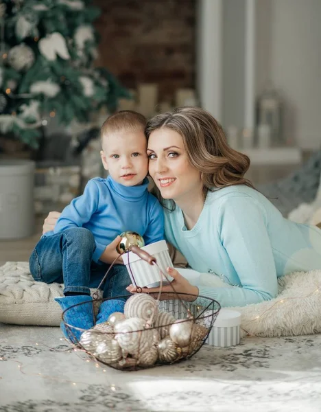 Retrato Feliz Madre Hijo Cerca Del Árbol Navidad —  Fotos de Stock