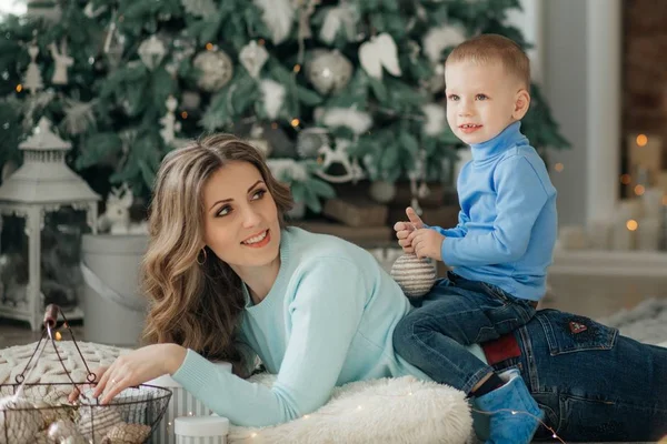 Retrato Feliz Madre Hijo Cerca Del Árbol Navidad —  Fotos de Stock