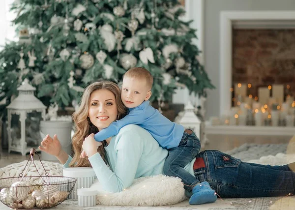Mutlu Anne Oğul Portresi Noel Ağacı Yakınındaki — Stok fotoğraf