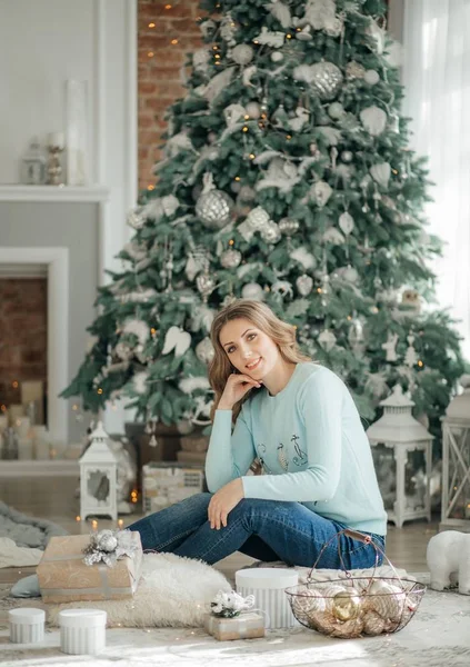 Mulher Bonita Posando Perto Árvore Natal — Fotografia de Stock