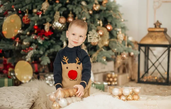 Portrait Happy Little Boy Avec Intérieur Décoré Noël — Photo
