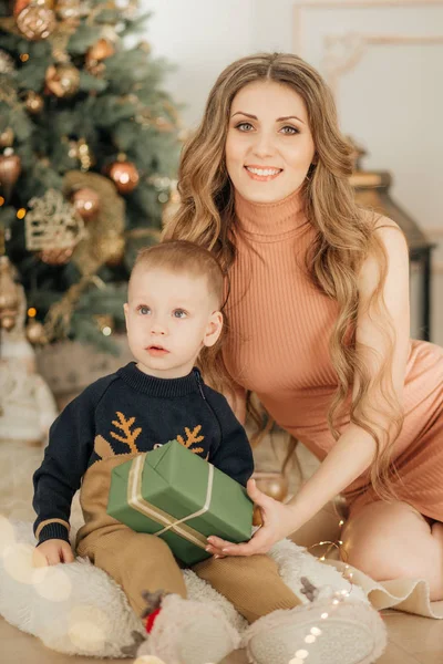 Retrato Feliz Madre Hijo Cerca Del Árbol Navidad —  Fotos de Stock