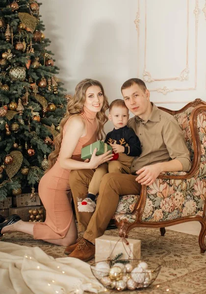 Lindo Niño Con Los Padres Posando Interior Navidad — Foto de Stock