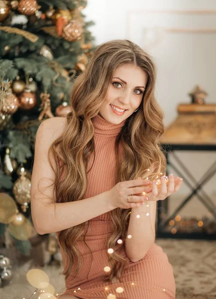 Hermosa Mujer Posando Cerca Del Árbol Navidad —  Fotos de Stock