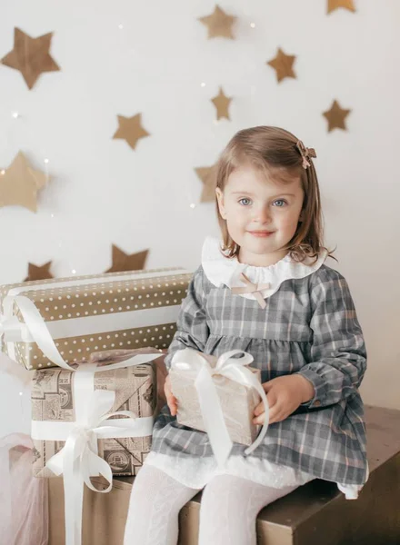 Little Girl Pozowanie Boże Narodzenie Wnętrza — Zdjęcie stockowe