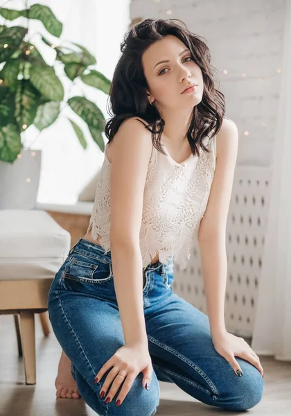 Portret Van Mooie Jonge Vrouw Jeans — Stockfoto