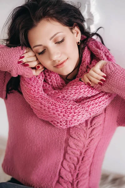 Retrato Hermosa Mujer Joven Suéter Rosa Bufanda —  Fotos de Stock