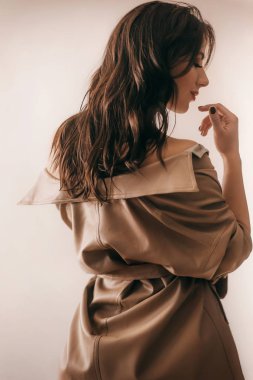  Bej ceketli güzel bir kadın.