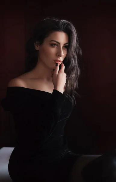 Siyah Elbiseli Güzel Bir Kadın — Stok fotoğraf