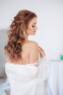 Evde düğün öncesi gecelik güzel genç gelin  