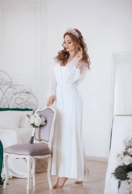 Beyaz düğün elbise poz içinde güzel genç gelin  