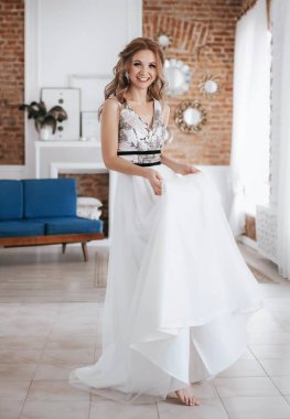 Beyaz düğün elbise poz içinde güzel genç gelin  