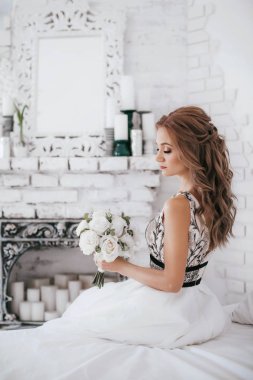 Beyaz düğün elbise poz içinde güzel genç gelin  