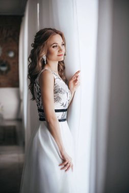 Beyaz düğün elbise poz içinde güzel genç gelin  