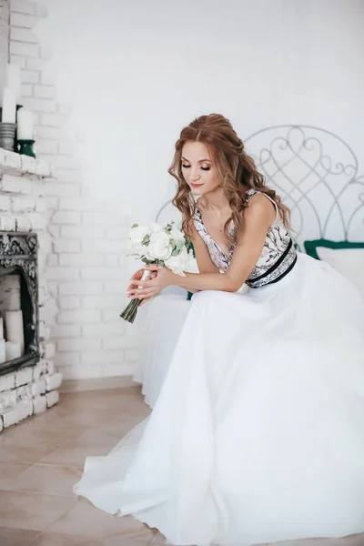 Bella Giovane Sposa Abito Sposa Bianco Posa — Foto Stock