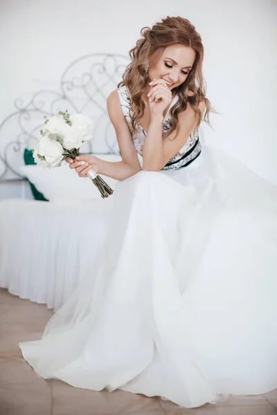 Piękne Młode Panny Młodej Biały Ślub Sukienka Pozowanie — Zdjęcie stockowe