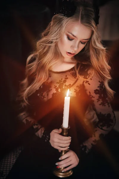 Retrato Bela Loira Jovem Mulher Vestido Preto Com Vela — Fotografia de Stock