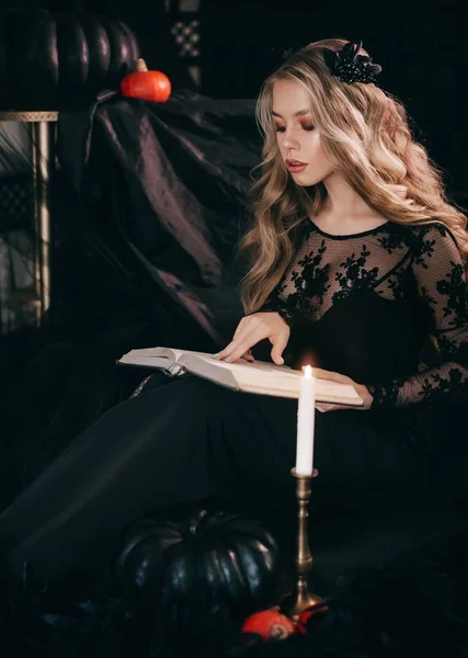 Retrato Hermosa Mujer Joven Rubia Vestido Negro Con Libro — Foto de Stock