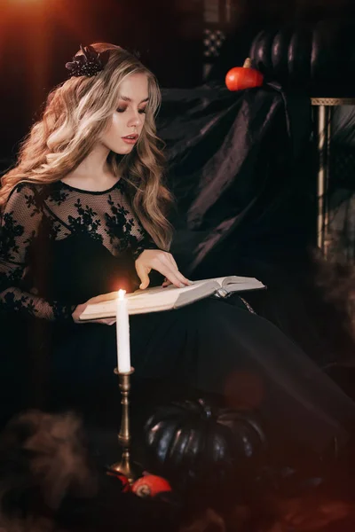 Retrato Bela Loira Jovem Mulher Vestido Preto Com Livro — Fotografia de Stock