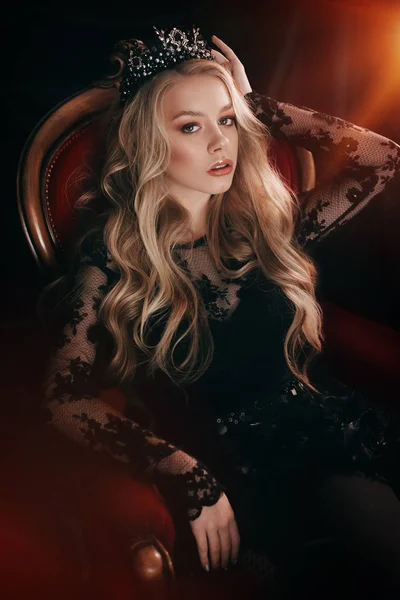 Portret Van Mooie Blonde Jonge Vrouw Zwarte Jurk Stoel — Stockfoto