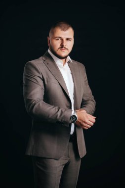 Stüdyoda beyaz gömlekli yakışıklı damat.
