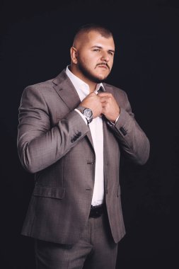 Stüdyoda beyaz gömlekli yakışıklı damat.