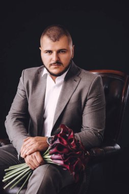 Çiçekli beyaz gömlekli yakışıklı damat.