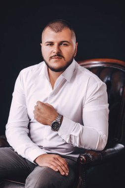 Stüdyoda beyaz gömlekli yakışıklı damat.