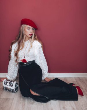 Kızıl bereli güzel sarışın bir kadının portresi.