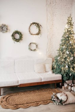 Arka planda el düğümlü halı ve noel süslemeleri