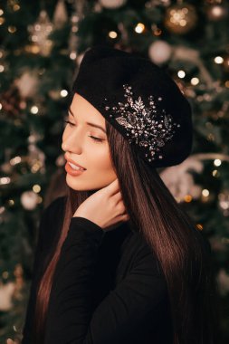 Bere takmış güzel bir kadın.