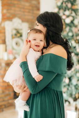 Noel 'de Anne Pozu Veren Sevimli Küçük Kız  